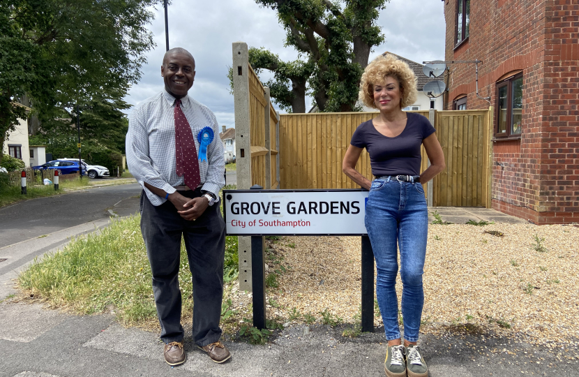 Sidney Yankson listening to residents in Sholing and Woolston about potholes. Serving Southampton. Serving you.