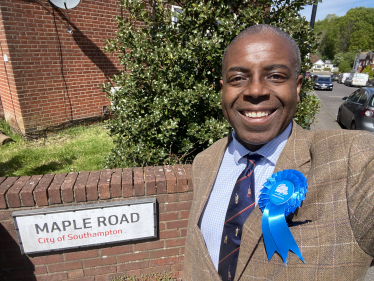 Sidney Yankson meeting residents who are supporting David Fuller on Maple Road in Bitterne Park 