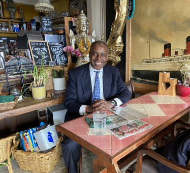 Sidney Yankson visits Na's Bar and Gallery to support local businesses