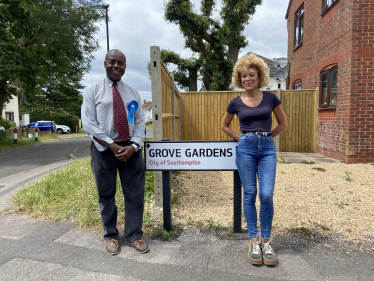 Sidney Yankson listening to residents in Sholing and Woolston about potholes. Serving Southampton. Serving you.